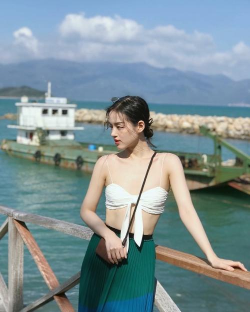 Lê Hà khoe vòng 3 to bất ngờ trước nghi vấn mang thai, Khánh Linh khoe vòng 1 dù body ‘trước sau như một’-3