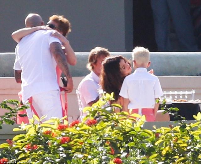 Justin Bieber và Selena Gomez tình tứ tại lễ cưới cha-2
