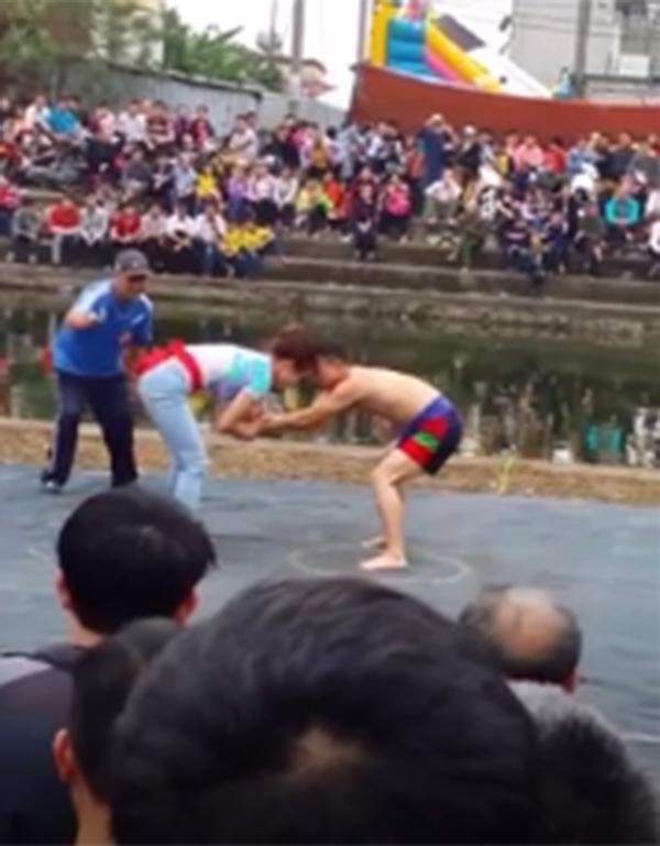 Clip cô gái quật ngã 2 nam đô vật tại hội làng gây sốt mạng xã hội-1