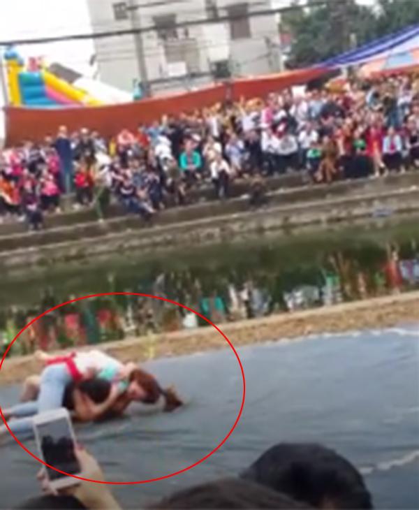 Clip cô gái quật ngã 2 nam đô vật tại hội làng gây sốt mạng xã hội-2