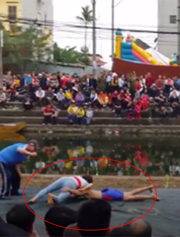 Clip cô gái quật ngã 2 nam đô vật tại hội làng gây sốt mạng xã hội-3