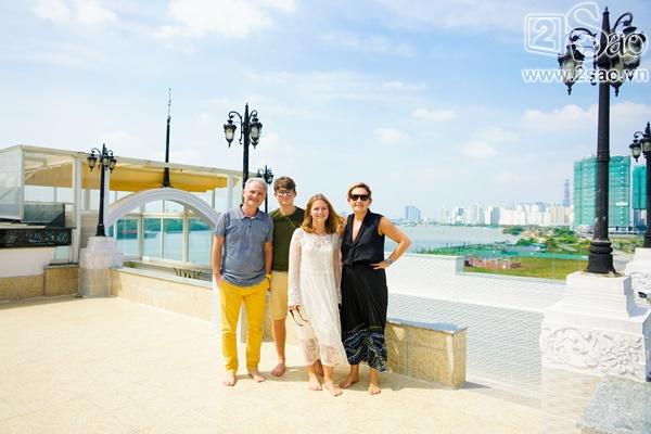 Lý Nhã Kỳ dùng du thuyền triệu đô đưa gia đình nhà sản xuất phim Marc Missonnier vãn cảnh Sài Gòn-4