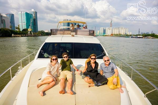 Lý Nhã Kỳ dùng du thuyền triệu đô đưa gia đình nhà sản xuất phim Marc Missonnier vãn cảnh Sài Gòn-9