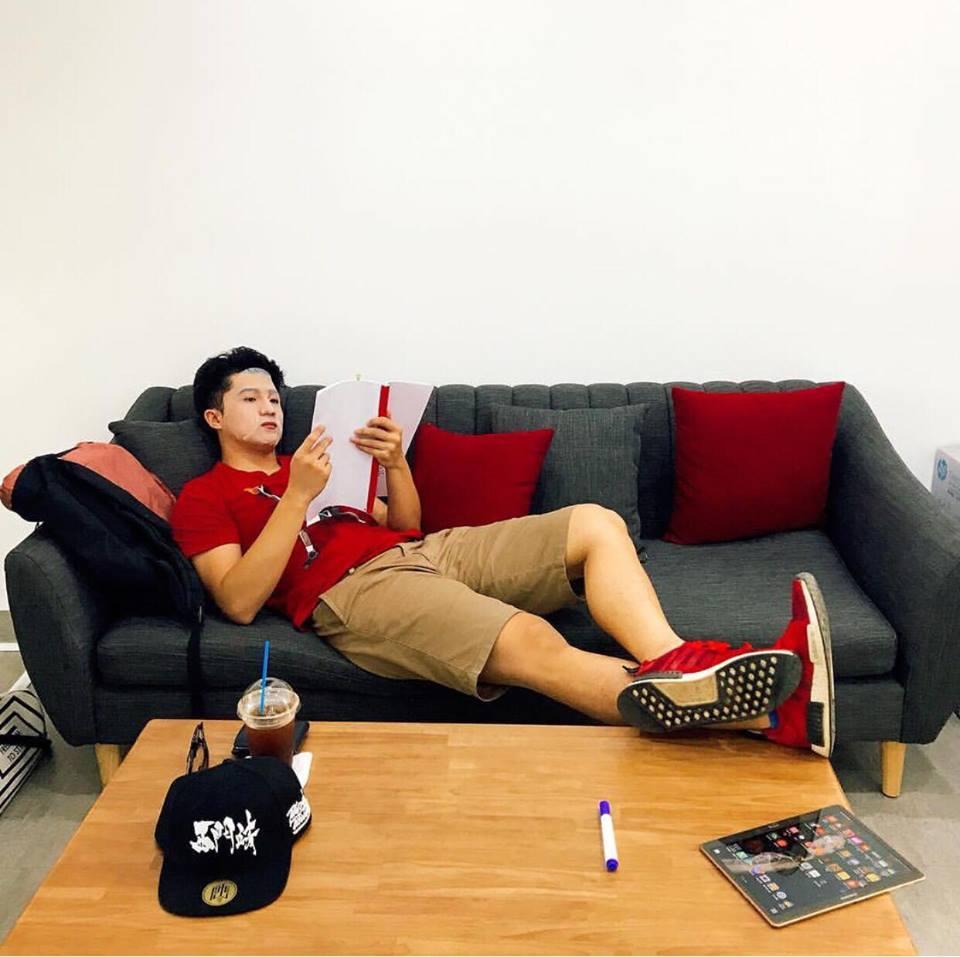 Ngất ngây trước bộ sưu tập giầy sneaker đắt đỏ của Harry Lu-8