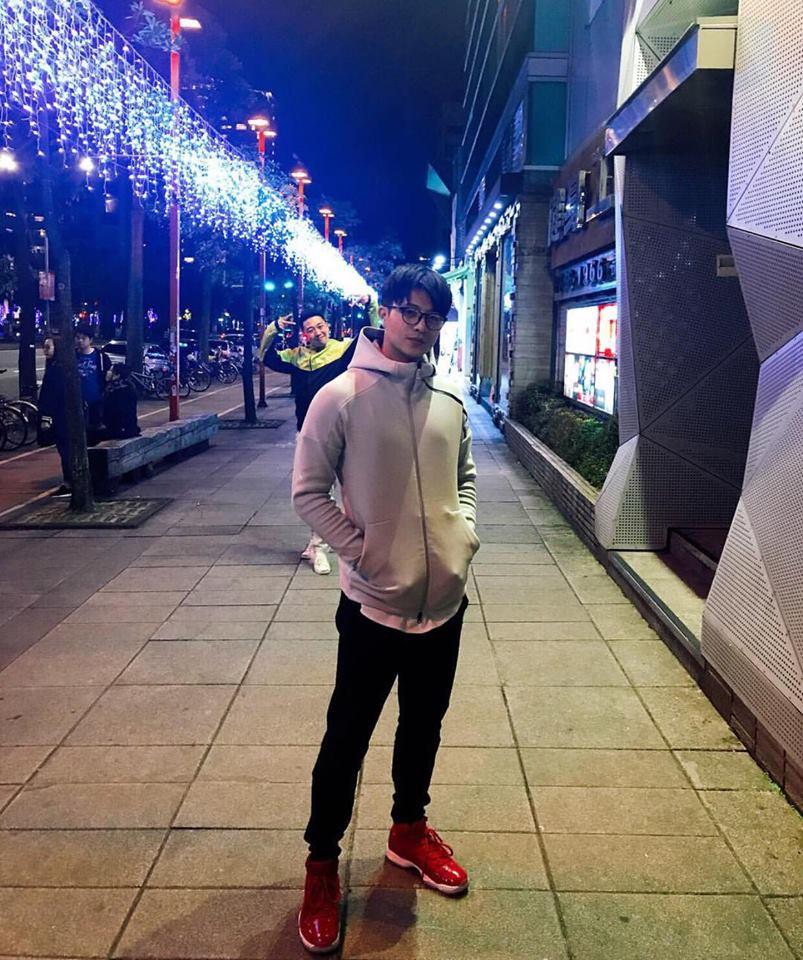 Ngất ngây trước bộ sưu tập giầy sneaker đắt đỏ của Harry Lu-9