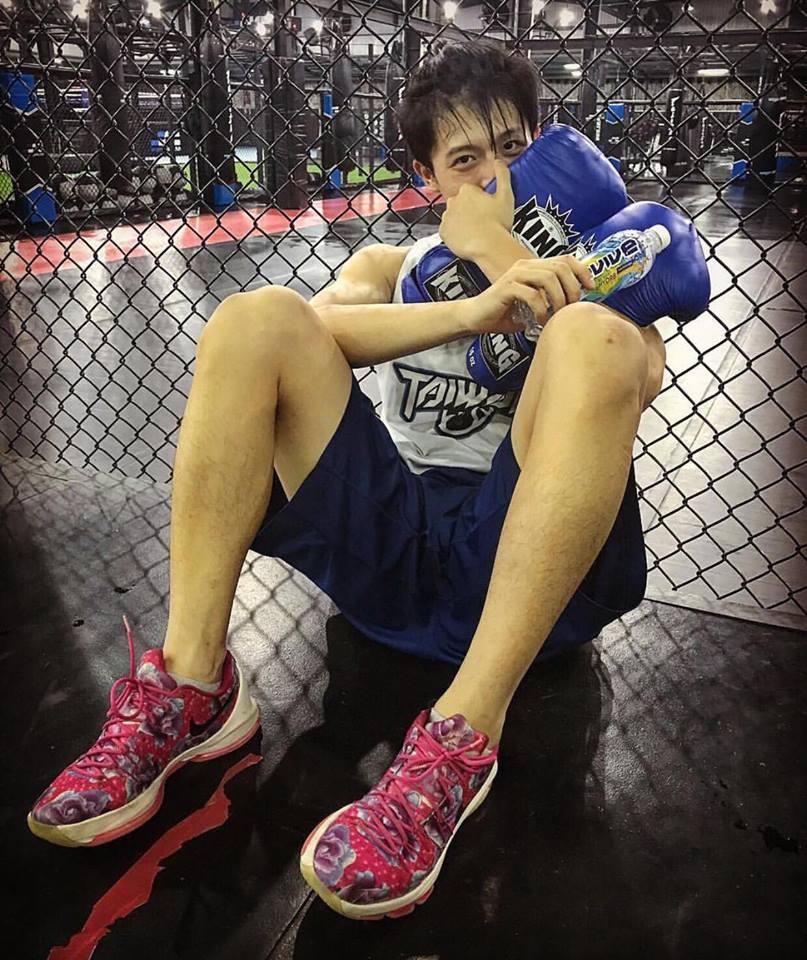 Ngất ngây trước bộ sưu tập giầy sneaker đắt đỏ của Harry Lu-11