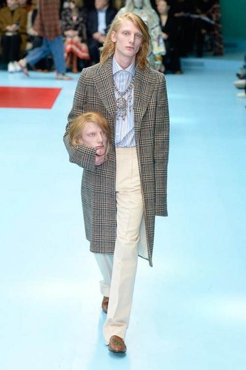 Hết Châu Bùi - Decao lại đến Miu Lê - Duy Khánh đi đầu trào lưu ôm thủ cấp tạo dáng kiểu Gucci-2