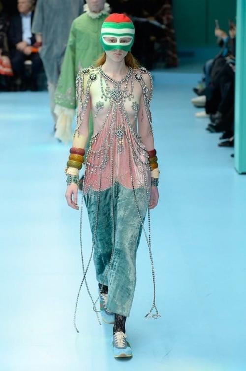 Người mẫu của Gucci đem đầu người, để ngực trần trên sàn diễn London Fashion Week-6