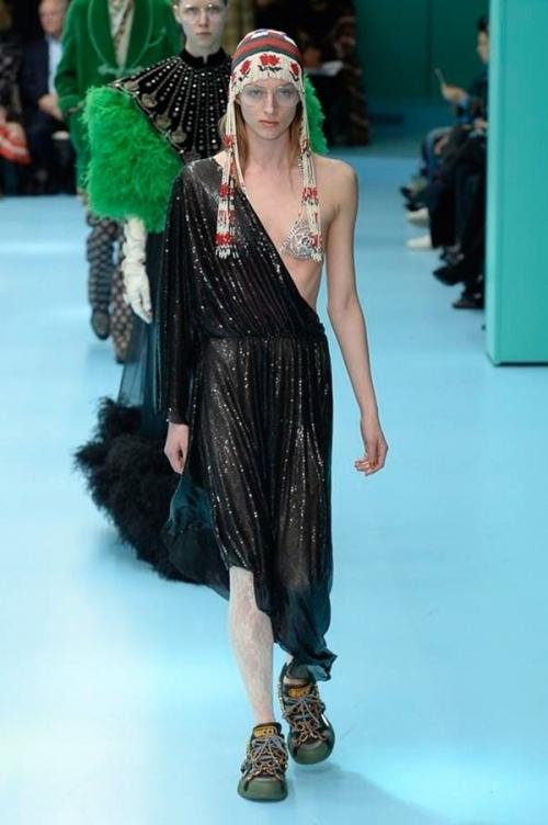 Người mẫu của Gucci đem đầu người, để ngực trần trên sàn diễn London Fashion Week-7