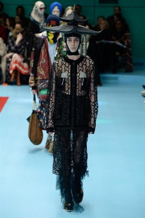 Người mẫu của Gucci đem đầu người, để ngực trần trên sàn diễn London Fashion Week-9