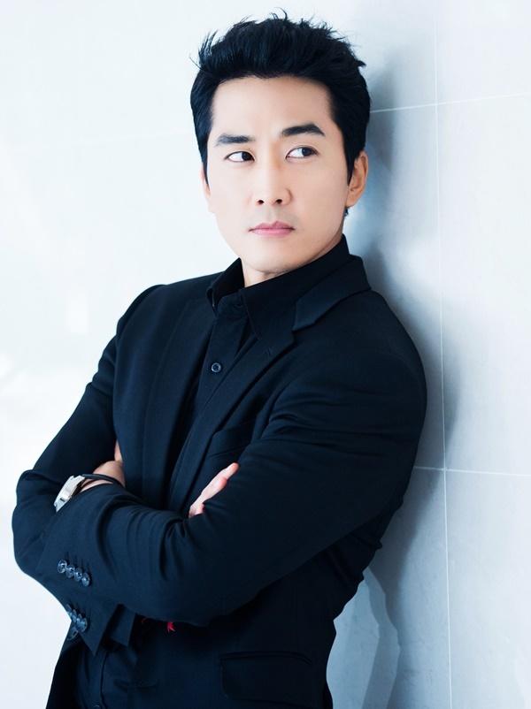 Với lối sống văn minh đáng ngưỡng mộ, tài tử họ Song được nhiều đàn em nể trọng và là mục đích hướng đến trong sự nghiệp.