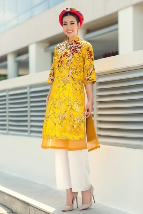 Hòa cùng tín đồ thời trang thế giới, Mỹ Tâm, Kỳ Duyên mải mê diện sắc vàng đầu năm 2018-2