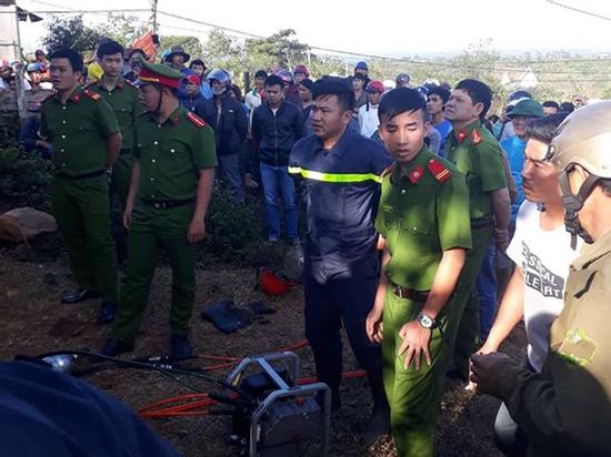 Vợ chồng khóa cửa nhốt hai con trong nhà suốt 1 tuần