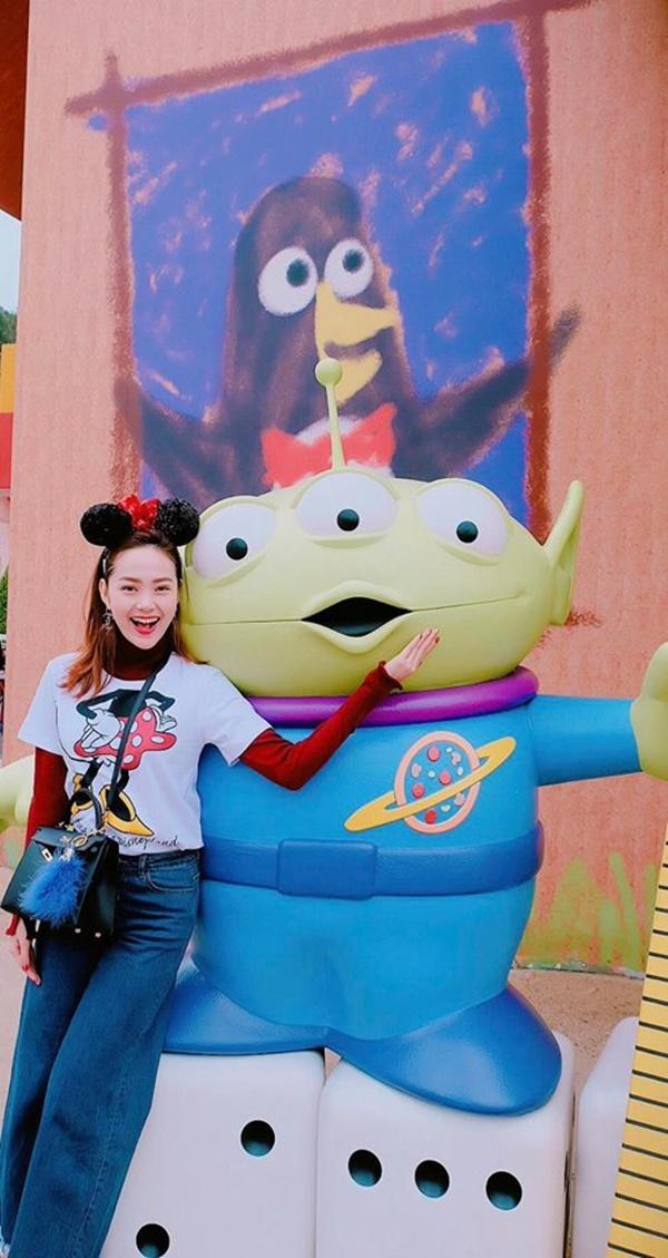 Chất phát ngất với muôn kiểu diện đồ của sao Việt khi xuất ngoại đầu năm-2