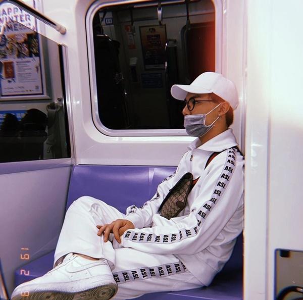 Chất phát ngất với muôn kiểu diện đồ của sao Việt khi xuất ngoại đầu năm-10