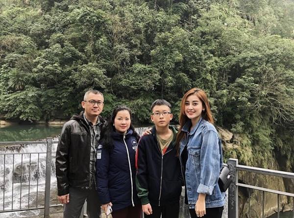 Chất phát ngất với muôn kiểu diện đồ của sao Việt khi xuất ngoại đầu năm-12