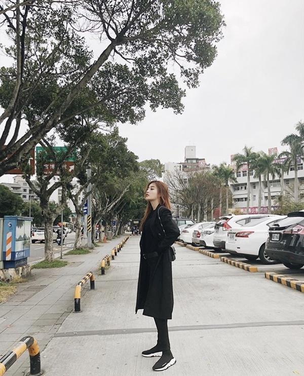 Chất phát ngất với muôn kiểu diện đồ của sao Việt khi xuất ngoại đầu năm-11