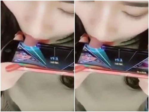 Đã tìm ra cô gái có chiếc lưỡi dẻo nhất thế giới