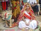 Chuyện lạ: Cô gái 18 tuổi người Ấn Độ kết hôn với một chú chó