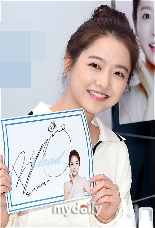 Sao Hàn 23/2: Park Bo Young đốn tim với vẻ ngoài ngọt ngào, rạng rỡ-1