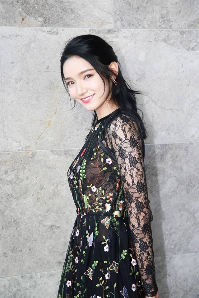 Địch Lệ Nhiệt Ba và Đại Tư: So tài đọ sắc 2 gà cưng của Dương Mịch-12