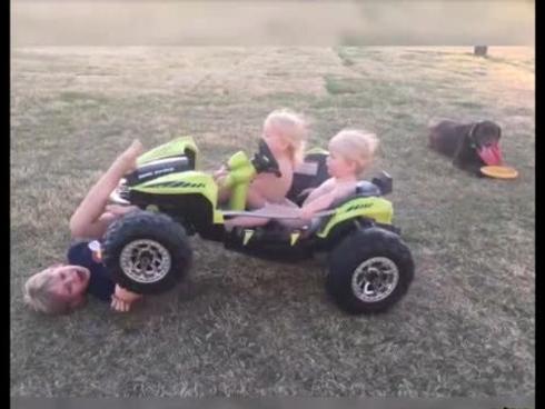 Những pha tai nạn hài không tưởng với ô tô đồ chơi