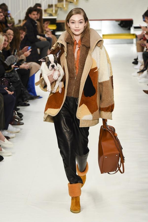 Tuần lễ thời trang Milan: Người mẫu vừa catwalk vừa bế trên tay 1 chú tiểu Tuất cực đáng yêu-1