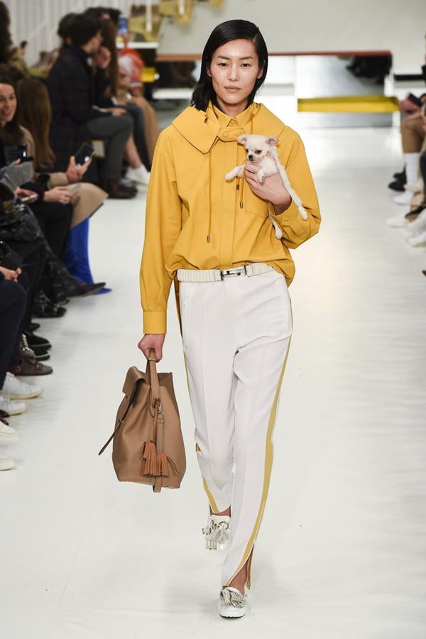 Tuần lễ thời trang Milan: Người mẫu vừa catwalk vừa bế trên tay 1 chú tiểu Tuất cực đáng yêu-2