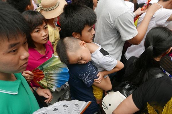 Dắt trẻ đi lễ hội du xuân 2018: Nguy hiểm rình rập!-3