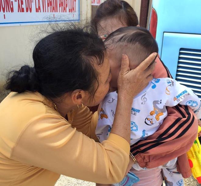 Ông bà ngoại hết Tết bịn rịn chia tay cháu qua cửa kính gây xúc động-3