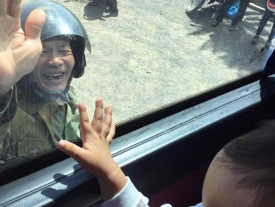 Ông bà ngoại hết Tết bịn rịn chia tay cháu qua cửa kính gây xúc động