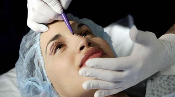 Cô gái bị bạn trai chia tay vì đi phẫu thuật thẩm mỹ và câu trả lời bất ngờ từ dân mạng-1