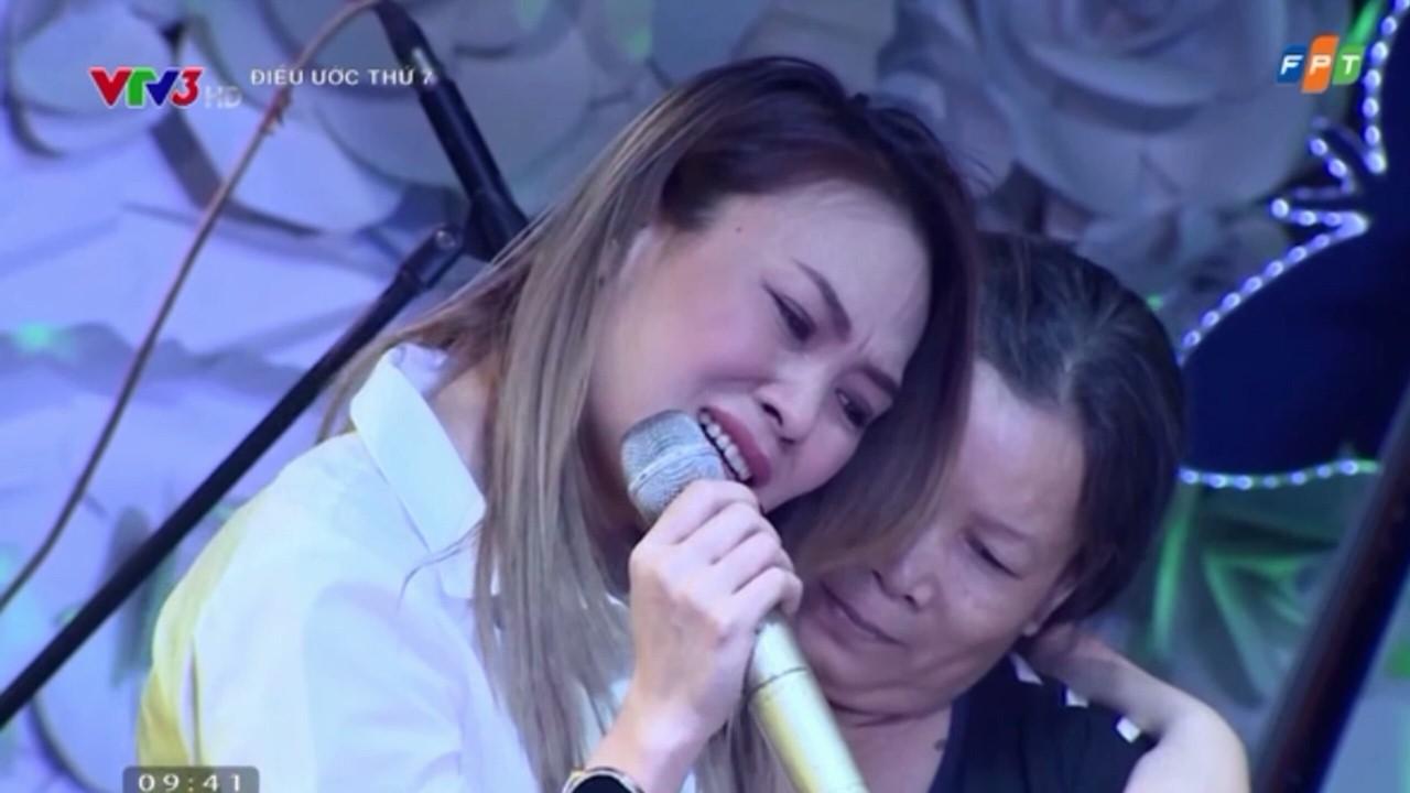 Những khoảnh khắc sao Việt không giấu được cảm xúc, bật khóc khi hát trên sân khấu-1