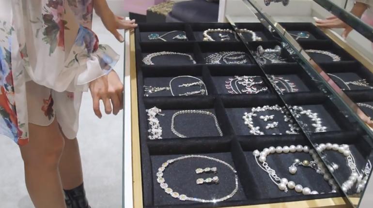 Cả Châu Á choáng ngợp với tủ đồ 930m2 trị giá hàng chục triệu đô la của fashionista này-2