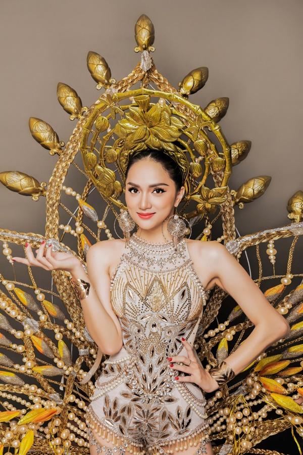 Cận cảnh bộ trang phục dân tộc nặng 55 kg của Hương Giang tại Hoa hậu Chuyển giới Thế giới-1