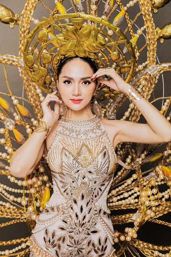 Cận cảnh bộ trang phục dân tộc nặng 55 kg của Hương Giang tại Hoa hậu Chuyển giới Thế giới-5