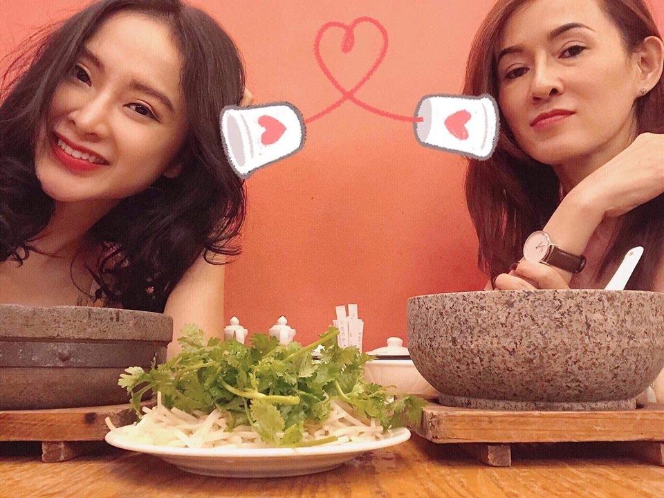 Tin sao Việt: Mẹ Angela Phương Trinh trẻ trung quyến rũ không kém con gái-1