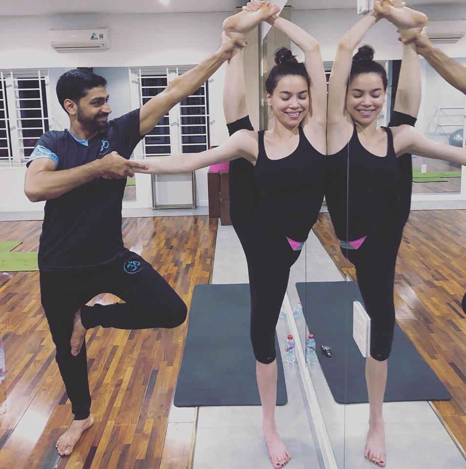 Tin sao Việt: Mẹ Angela Phương Trinh trẻ trung quyến rũ không kém con gái-4