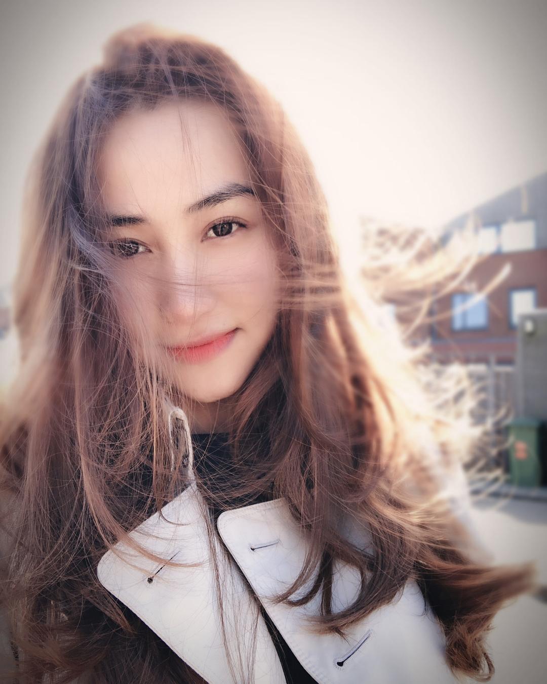 Tin sao Việt: Mẹ Angela Phương Trinh trẻ trung quyến rũ không kém con gái-11