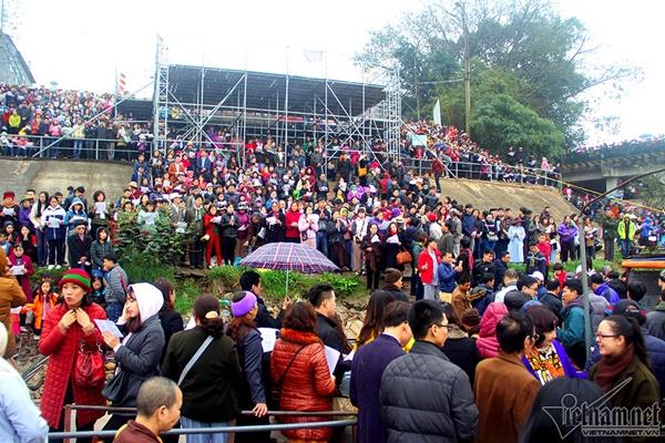 Hà Nội: Cảnh phóng sinh cá lớn nhất trong năm ở sông Hồng-1