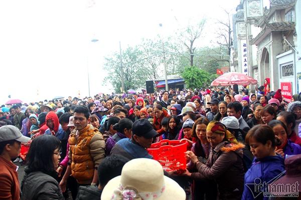 Hà Nội: Cảnh phóng sinh cá lớn nhất trong năm ở sông Hồng-4