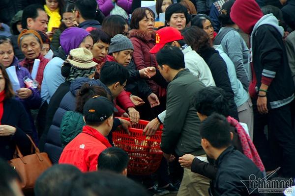 Hà Nội: Cảnh phóng sinh cá lớn nhất trong năm ở sông Hồng-7