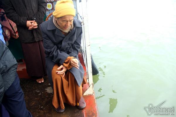 Hà Nội: Cảnh phóng sinh cá lớn nhất trong năm ở sông Hồng-8