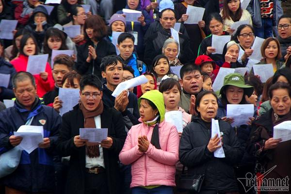 Hà Nội: Cảnh phóng sinh cá lớn nhất trong năm ở sông Hồng-13