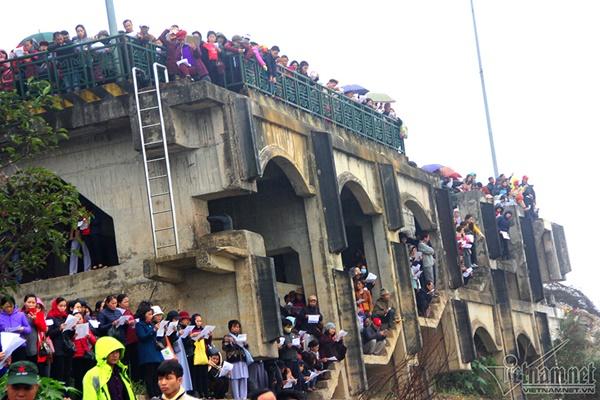 Hà Nội: Cảnh phóng sinh cá lớn nhất trong năm ở sông Hồng-14