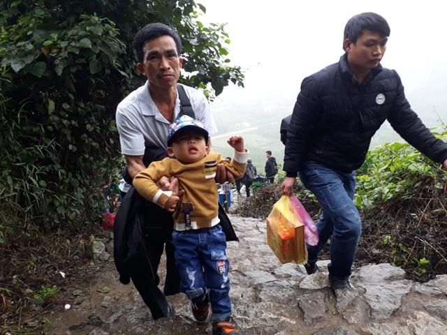 Chen chúc leo ngàn bậc lên núi thiêng lấy ‘nước thánh’-2