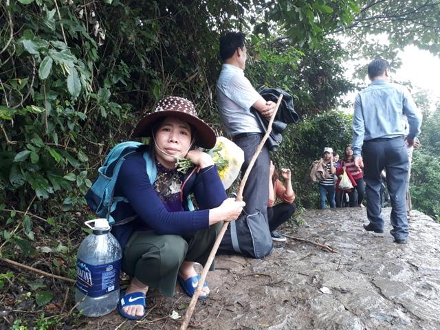 Chen chúc leo ngàn bậc lên núi thiêng lấy ‘nước thánh’-3