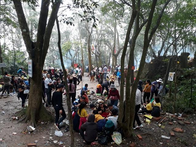 Chen chúc leo ngàn bậc lên núi thiêng lấy ‘nước thánh’-4