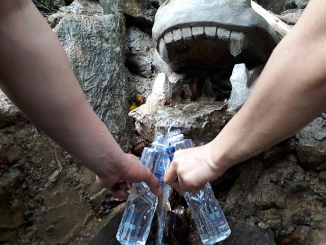 Chen chúc leo ngàn bậc lên núi thiêng lấy ‘nước thánh’-7