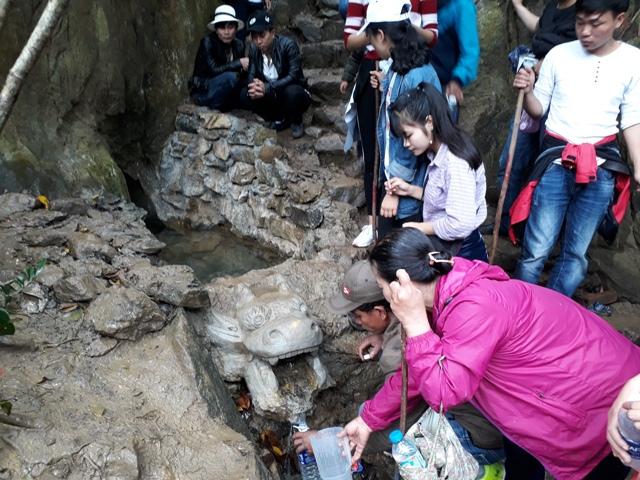 Chen chúc leo ngàn bậc lên núi thiêng lấy ‘nước thánh’-8